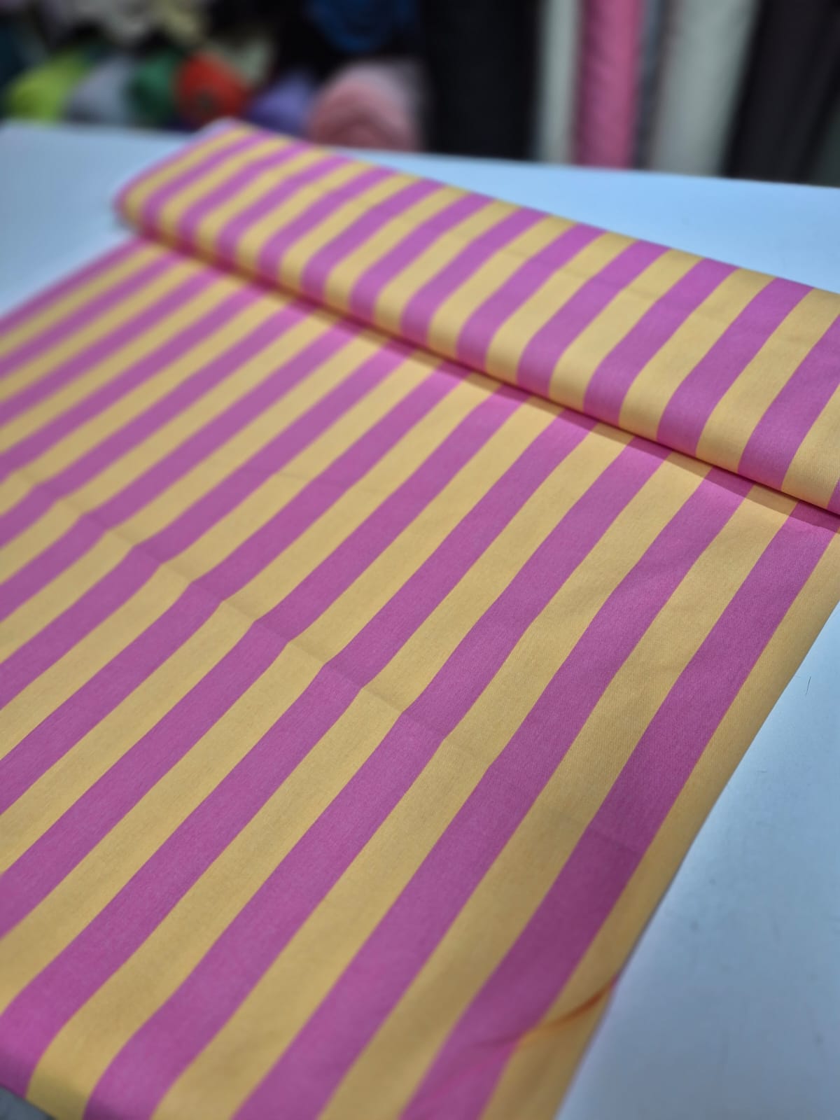 imagen de Gabardina rayada fucsia y amarillo
