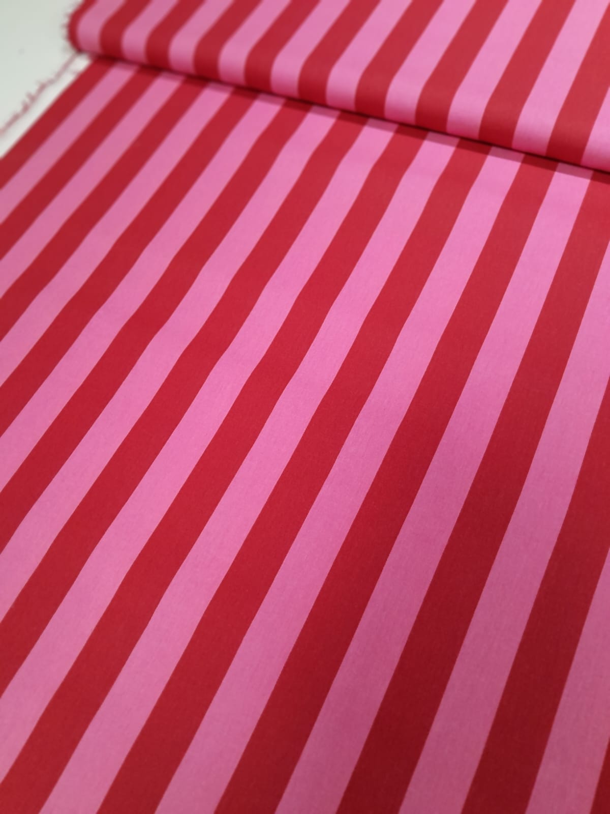 imagen de Gabardina rayada fucsia y rojo