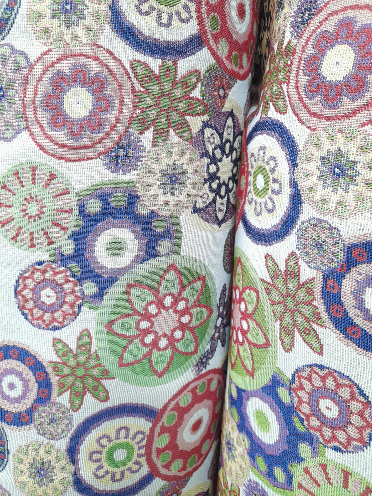 imagen de Gobelino estampado con mandalas coloridas