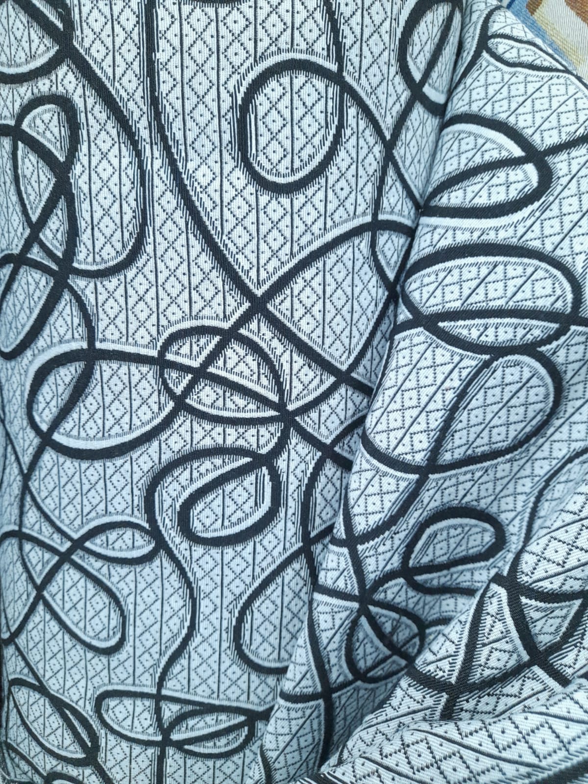 imagen de Gobelino estampado blanco y negros con lineas curvas