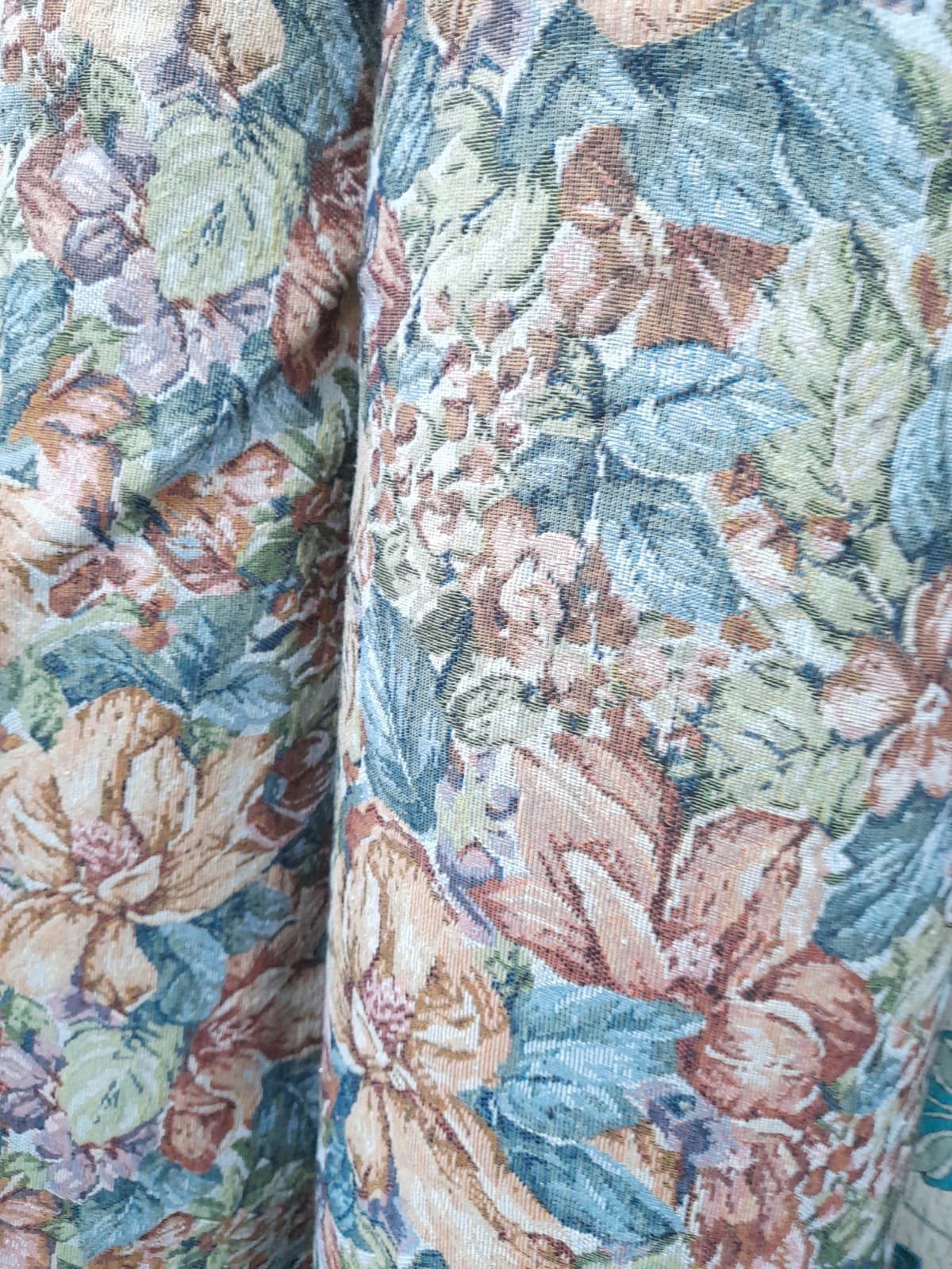 imagen de Gobelino estampado con flores colores tierra