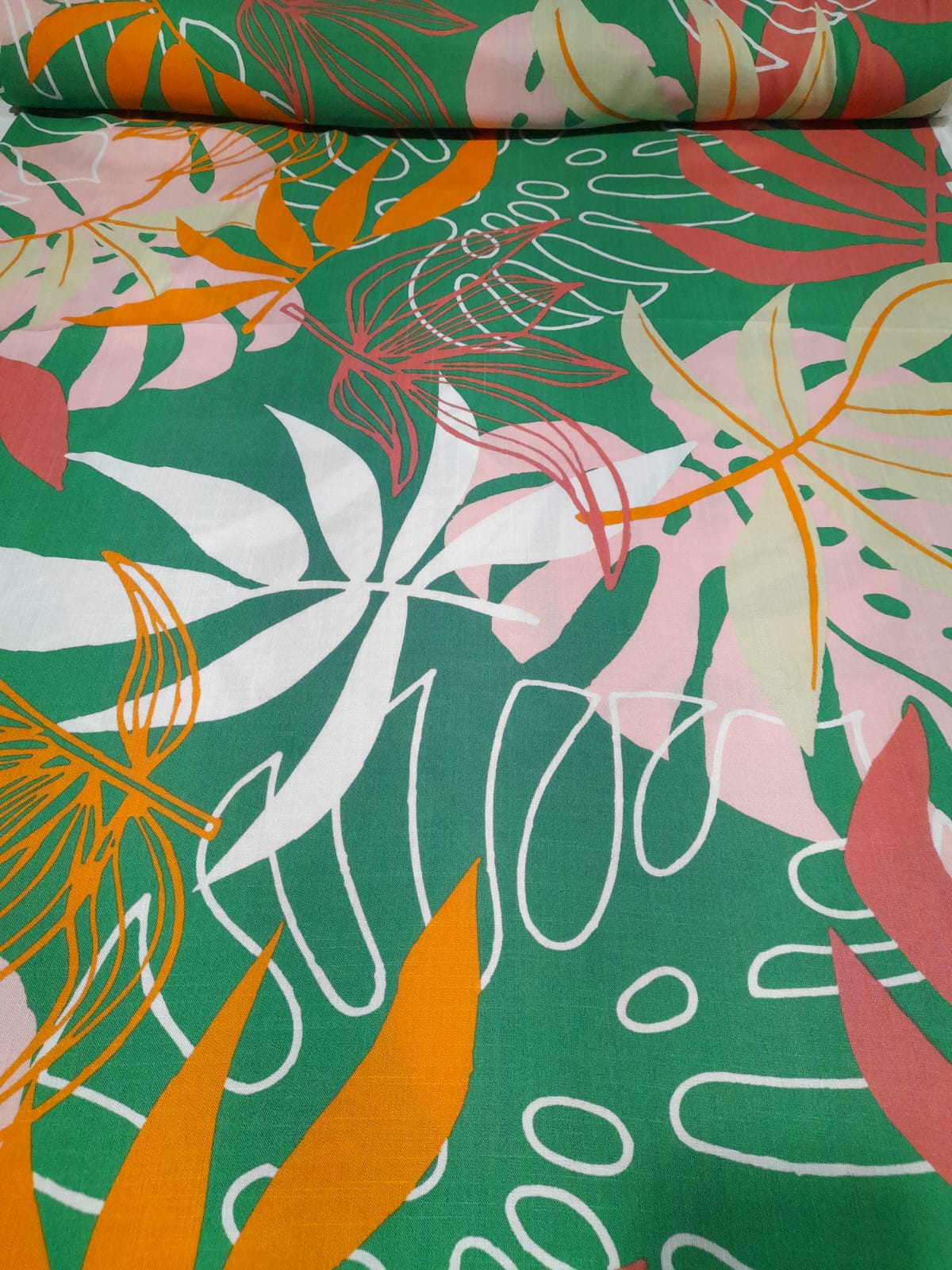 imagen de Lino estampado fondo verde brillante, hojas y costilla de adan