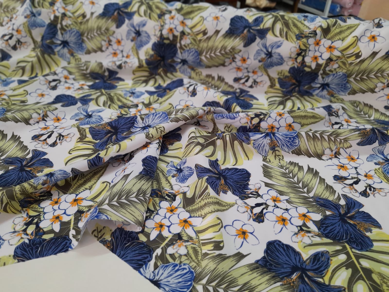 imagen de Mecánica Estampada flor azul, hojas verdes