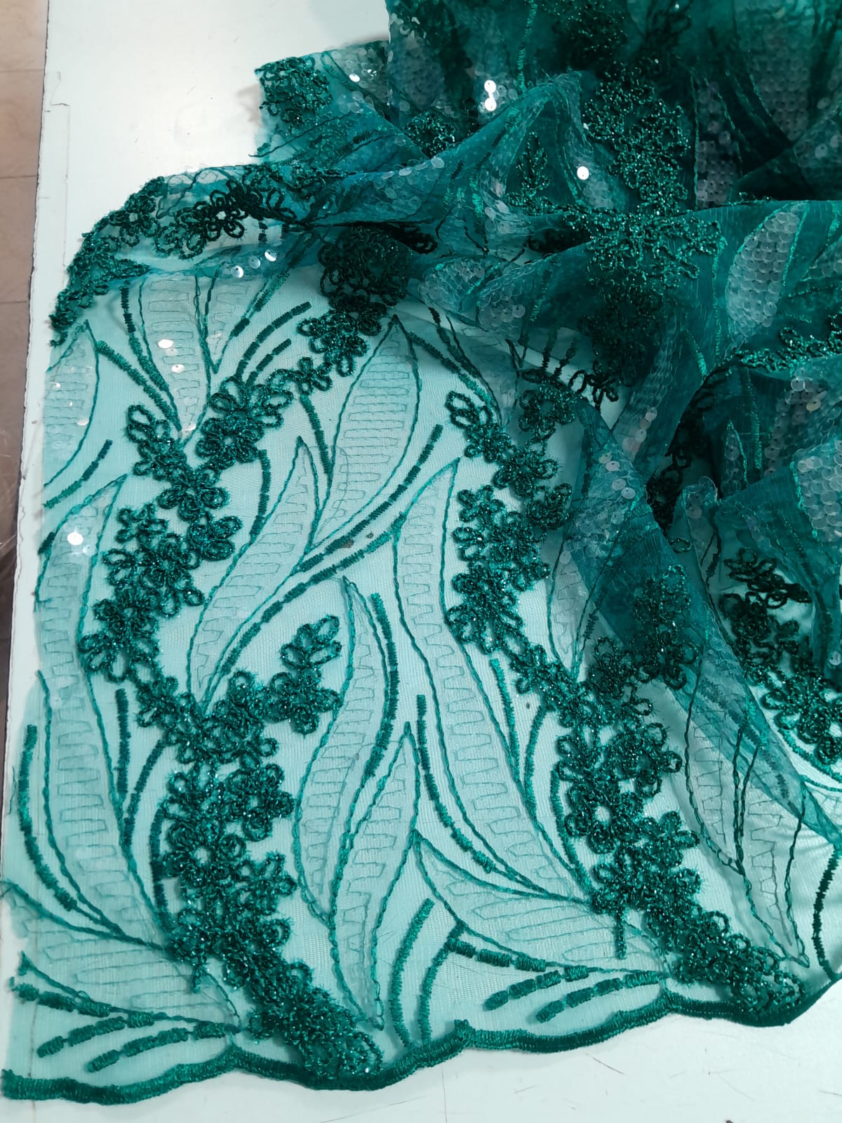 imagen de Microtul bordado verde esmeralda