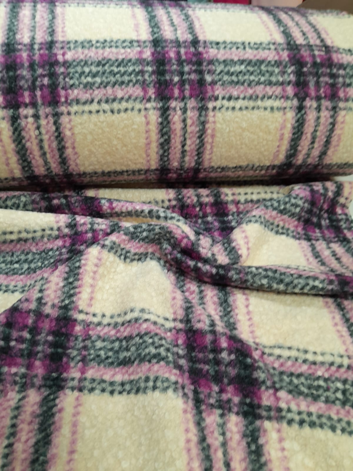 imagen de Paño boucle a cuadros tiza y fucsia