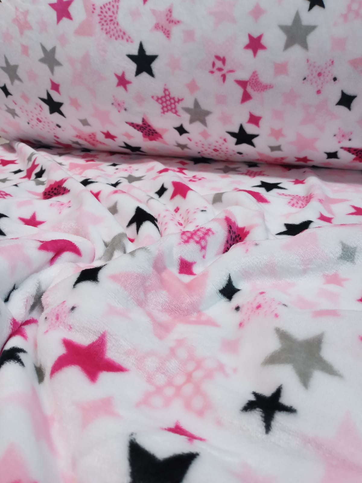 imagen de Polar soft estampado estrellas fucsia y negro