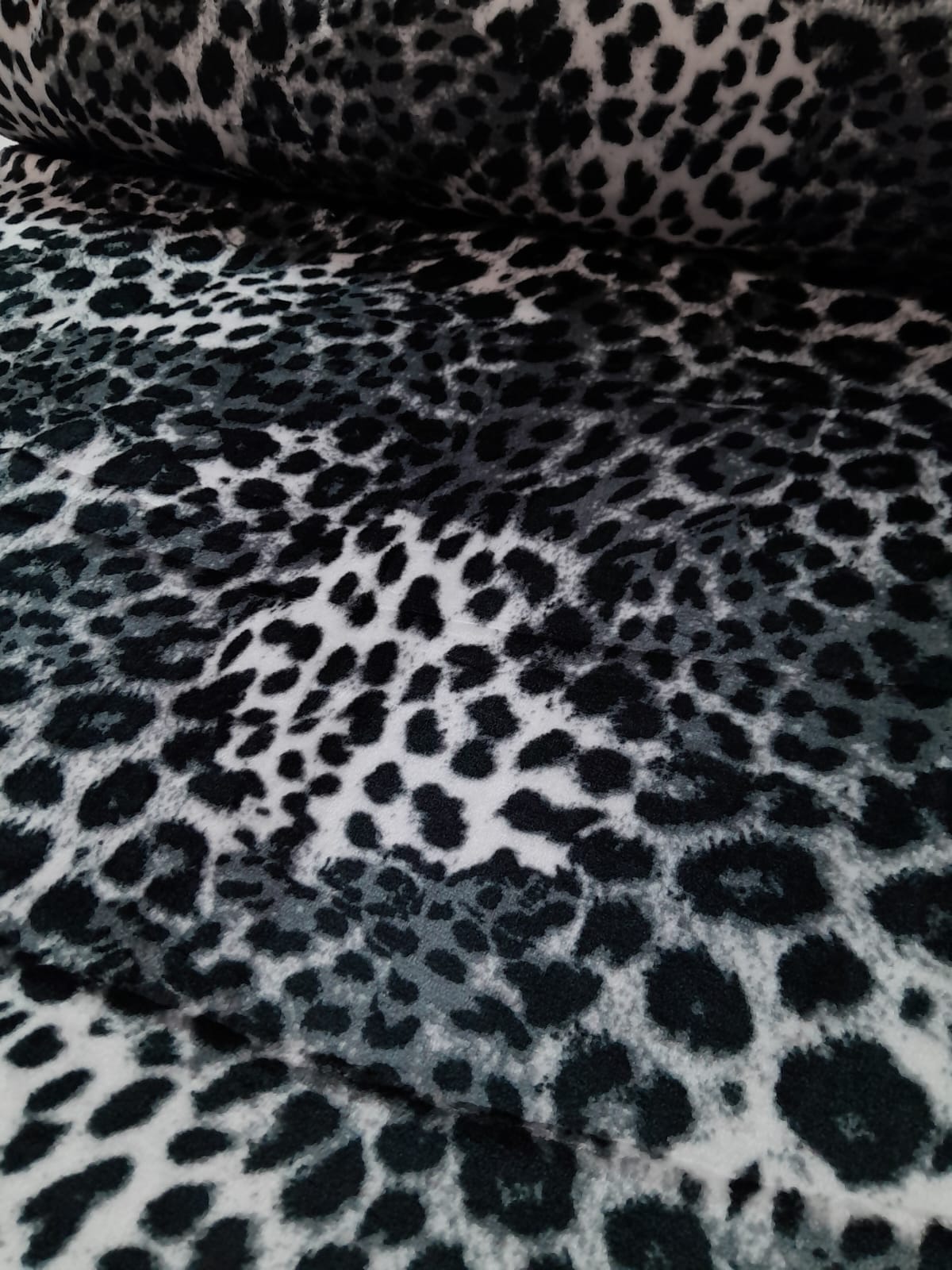 imagen de Polar soft estampado animal print negro y gris