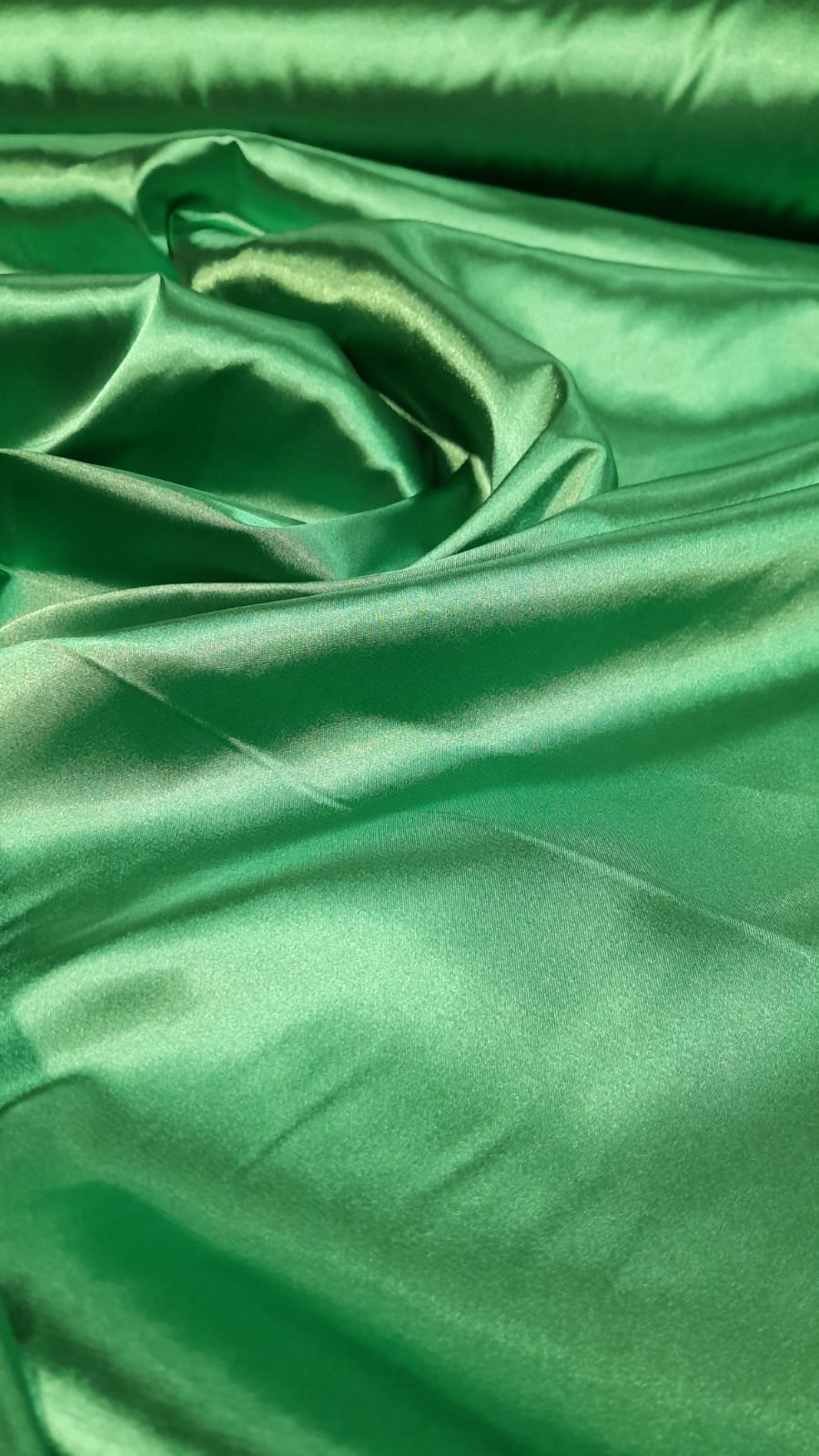 imagen de Satén elastizado verde brillante