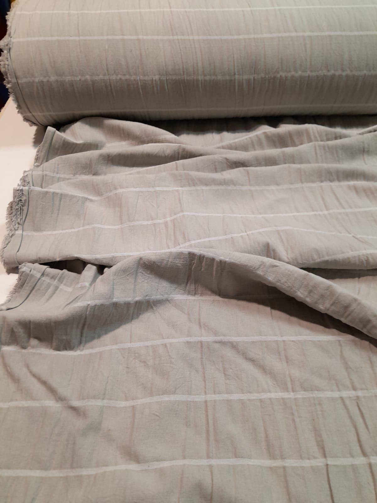imagen de Tussor estampado rayado base gris