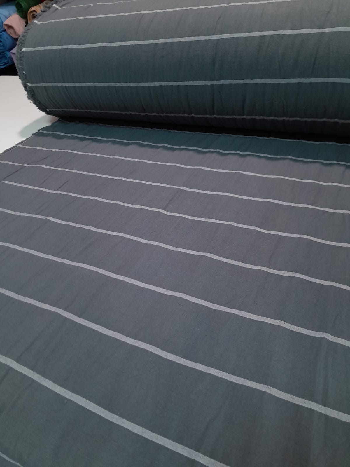 imagen de Tussor estampado rayado base gris topo